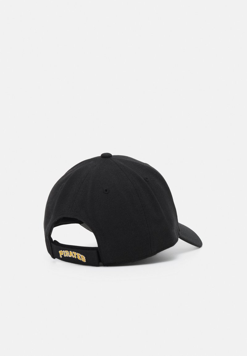Gorra de béisbol negra hecha de algodón. Presenta un visera curva y una correa ajustable en la parte posterior con "PIRATES" bordado en amarillo.