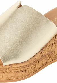 Kile sandal med en metallisk gylden syntetisk overdel, åben tå-design og en tekstureret kork-lignende kilehæl. Brun indersål synlig.