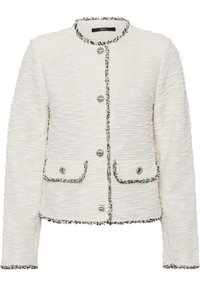 Biała kurtka o teksturowanej powierzchni z czarnymi detalami, posiadająca okrągły dekolt, cztery kieszenie z przodu oraz srebrne guziki na środku i przy kieszeniach.