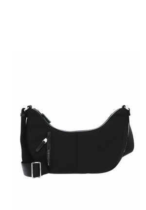 Zwarte schoudertas met een slank, gebogen ontwerp, zachte stof, verstelbare schouderriem en een zijvak met rits en zilverkleurige hardware accenten.