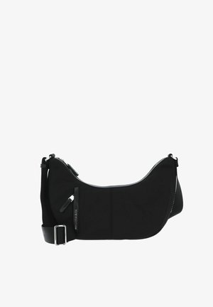 Bolso de hombro negro con un diseño curvado y elegante, fabricado en un tejido suave, con correa ajustable y un bolsillo con cremallera lateral con acentos de hardware plateado.