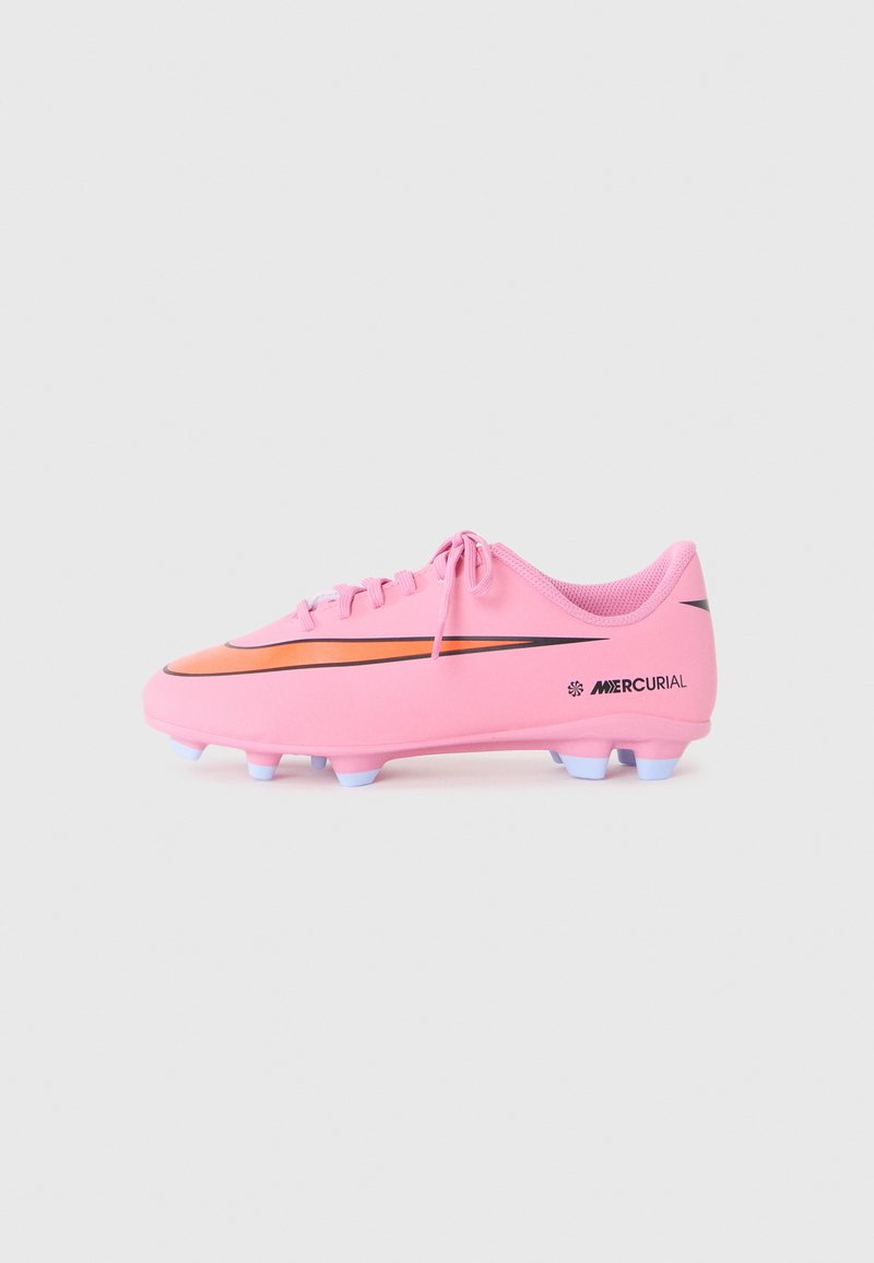 Crampons de football Nike Mercurial roses avec un swoosh orange, des crampons blancs et des lacets sur un fond blanc uni.