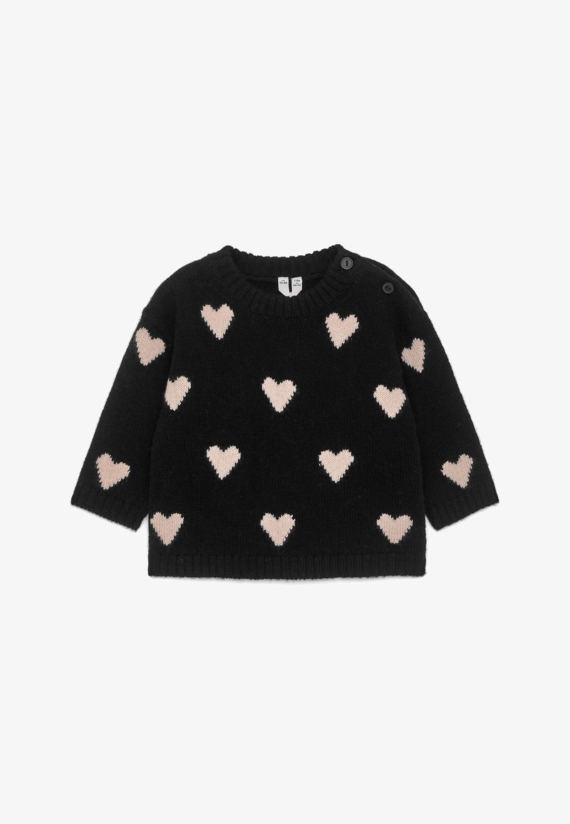 Pull en maille noir à manches longues avec des motifs de cœurs rose pâle et deux boutons noirs sur le col de l'épaule gauche.
