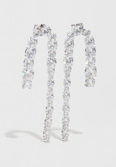 Κρυστάλλινες σταγόνες σκουλαρίκια που διαθέτουν μια σειρά από στρόγγυλες πέτρες σε ασημί απόχρωση, με κύματα σχεδίασης.