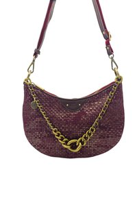 Sac à main tissé bourgogne avec une surface texturée, présentant un dessus en cuir marron, un accent en chaîne dorée et une bandoulière rayée.