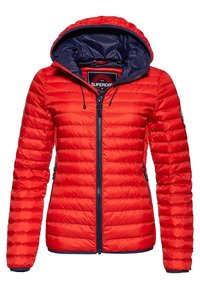 Czerwona puchowa kurtka z kapturem, wyściełana granatową podszewką, zapinana na zamek, z elastycznymi mankietami. Teksturowana tkanina z poziomym pikowaniem.