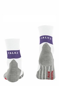 Weiße Sportsocken mit einem lila Band mit der Aufschrift "FALKE" oben, grauem Fersen- und Zehenbereich sowie gestreiften Mustern auf den grauen Bereichen.