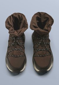 Cizme maro cu partea superioară texturată, maro închis, manșetă elastică și șireturi alb-negru. Talpă de cauciuc cu finisaj neted.