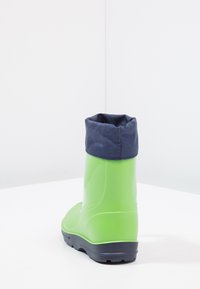 Botte étanche verte avec un revers en tissu bleu marine, bout arrondi et semelle en caoutchouc texturé. Surface lisse avec un léger éclat.