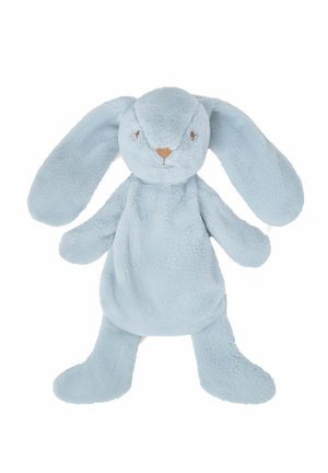 Jouet en peluche doux lapin bleu clair avec de longues oreilles, petits yeux brodés marron et un nez marron sur fond blanc.