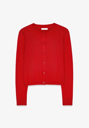 Roter Strickcardigan mit langen Ärmeln, rundem Halsausschnitt und einer Knopfleiste mit fünf Knöpfen. Glatte Textur und cropped Design.