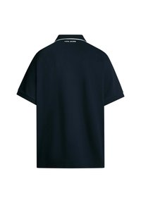 Marineblå kortærmet polo shirt lavet af blød stof, med krave og et hvidt tekstlogo på ryggen. Glat tekstur med klassisk snit.