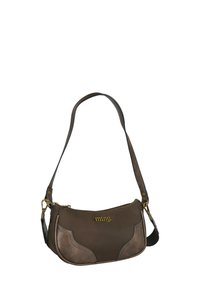 Bolso de mano de cuero marrón con un logo dorado, forma curva, cierre de cremallera y una correa larga y ajustable. Presenta acentos texturizados en los laterales.