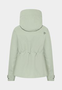 Vihreä takki, jossa on kapeampi vyötärö, huppu ja säädettävät hihansuut. Oikeassa yläkulmassa on logo ja takki on sileäpintainen.