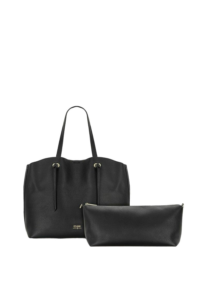 Czarna skórzana torba tote z zaciąganym zamknięciem i złotymi akcentami, w komplecie z pasującą zapinaną na zamek kieszenią, obie cechujące się teksturowanym wykończeniem.