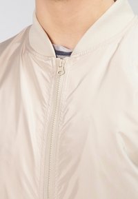 Urban Classics LIGHT BOMBER JACKET - Bombera - sand