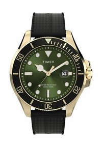 Montre Timex avec un boîtier doré, un cadran vert, une lunette noire et un bracelet en caoutchouc noir texturé ; dispose d'un affichage de la date et d'une résistance à l'eau.