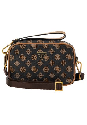 Sac bandoulière Guess noir et marron avec logo à motif, ferrures dorées, bandoulière réglable et poignée pour poignet.