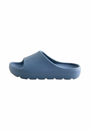 Blauer Slip-On-Sandale mit dicker Sohle und offenem Zehenbereich, aus strukturiertem Gummimaterial gefertigt, seitlich auf weißem Hintergrund dargestellt.