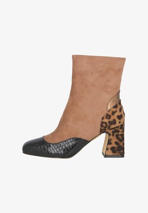 Botín de ante marrón con punta de textura de cocodrilo negra, acentos dorados y tacón de bloque con patrón de leopardo beige.