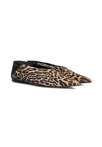 Leopardprint ballerina's met een spitse neus, gemaakt van zachte stof, zwarte leren accenten aan de achterkant en een platte zool.