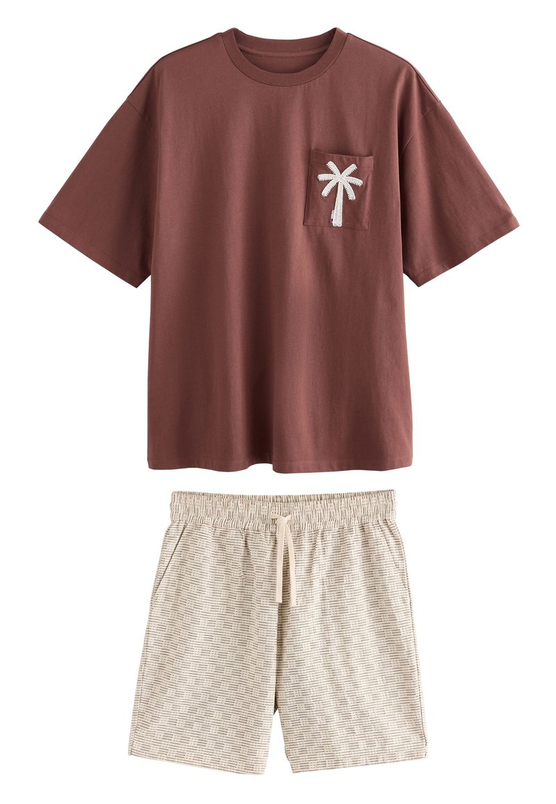 Katoenen T-shirt in roestrood met een palmboom-pocket ontwerp, gecombineerd met beige short met een gestructureerd blokpatroon en een elastische tailleband.