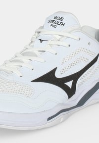 Λευκό αθλητικό παπούτσι Mizuno Wave Stealth Pro με μαύρο λογότυπο και λευκά κορδόνια, σχεδιασμένο για απόδοση και άνεση.