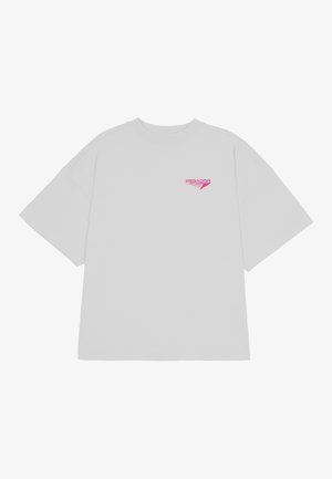 Light grey oversized T-shirt with short sleeves and round neck. Features a small pink "PEGADOR" logo on the left side. Soft fabric texture.