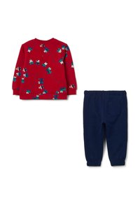 Sudadera de manga larga roja para niño pequeño con estampado de un tren azul y un oso de peluche, combinada con pantalones jogger de cintura elástica en azul marino.