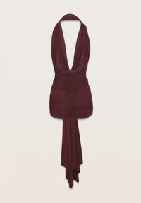 Bordo halter stiliaus suknelė su giliu V formos iškirpimu, raukšlėta liemene ir drapiruota sijonu. Pagaminta iš minkštos medžiagos ir turi ilgą, plazdančią nugarinę dalį.