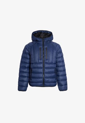 Tamsiai mėlynas pūkinis švarkas su kapišonu, su horizontaliais siūlų raštais, dviem užtrauktukais uždaromais krūtinės kišenėmis ir juodais užtrauktukais. Lygus, blizgus audinys.