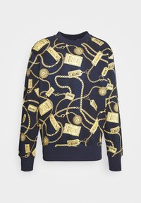 Sweat-shirt col rond bleu marine avec imprimé intégral de chaînes dorées et d'étiquettes, présentant des labels et médaillons de style vintage.