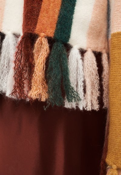 Écharpe en tricot doux à rayures verticales dans des tons rouille, orange, vert, crème et rose, avec des franges à l'extrémité.