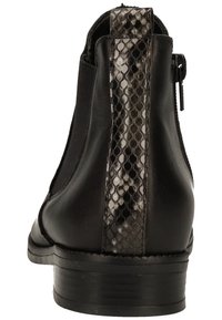 Černý kožený kotník s akcentem s hadím vzorem na zadní straně. Má zipové zapínání a texturovanou podrážku.