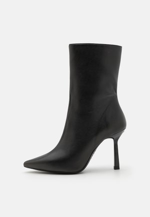KATNISS BOOTIE - Kotníkové boty - black