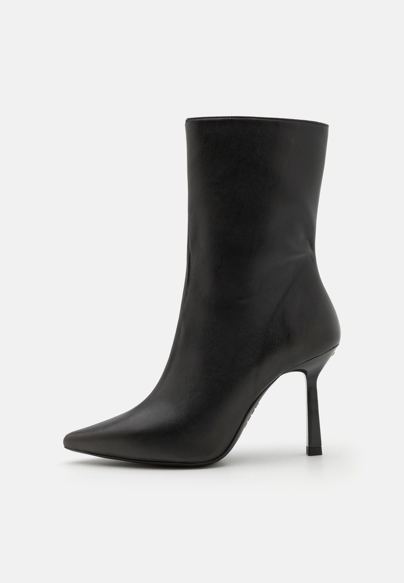 Sorte lær ankle boots med spiss tå, slank stilettosko og jevn tekstur, med et minimalistisk design og uten dekorasjoner.