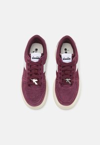 Sneakers in suede bordeaux con dettagli in pelle bianca, punta rotonda, tomaia perforata e lacci decorati, con logo sulla linguetta.