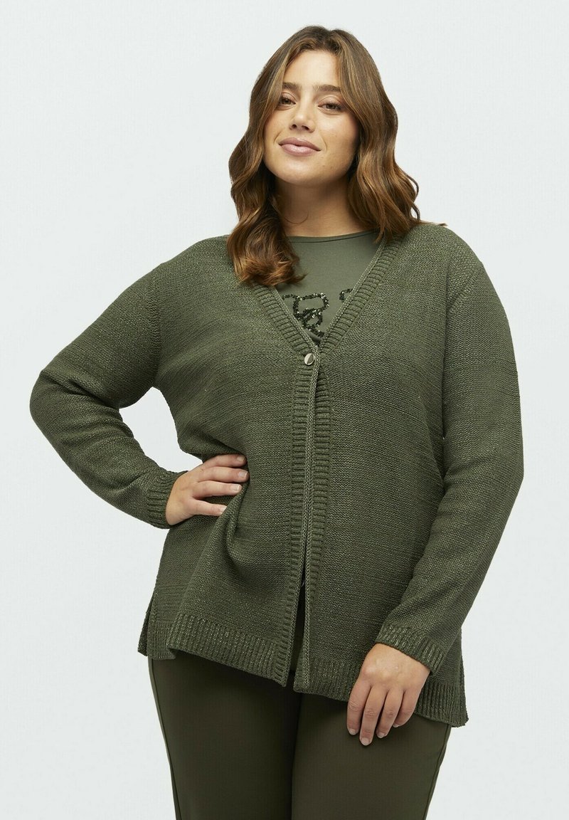 Cardigan verde tricotat cu decolteu în V, închidere cu nasturi și mâneci lungi; are margini ribbed și slituri laterale pentru ușurința mișcării.