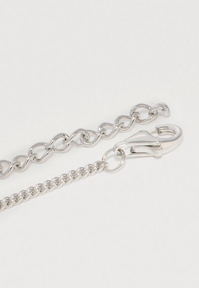 Hõbedast kett-kaelakee lähedalt, millel on homaarlukuga ja reguleeritava pikkusega kett valgel taustal.