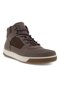 Sneaker alta marrone con pelle liscia e pannelli in rete traspirante. Caratterizzato da suola in gomma testurizzata e lacci a contrasto in blu e marrone.