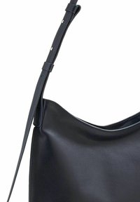 Zwarte leren schoudertas met een gladde textuur, een gebogen bovenkant, een verstelbare schouderband en minimale hardwareaccenten.