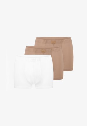 Tre par herreboxershorts, to beige og et hvide, vist stablet med elastiske linninger og subtile forreste syninger.