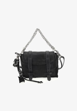 Crna kožna torba s teksturiranim završetkom, s dva prednja remena, lančanim remenom za rame i odvojivim ukrasnim remenom.
