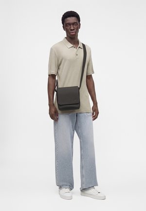 Lacoste, CROSSOVER BAG - Bandolera - brown
