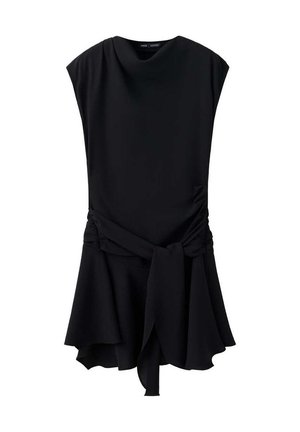 Vestido negro sin mangas con escote redondo, cintura recogida con lazo y dobladillo asimétrico en la falda acampanada.