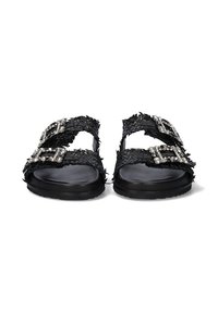 Sandalias negras con tiras trenzadas, que cuentan con dos hebillas cuadradas adornadas con brillantes. Suela plana con acabado texturizado.