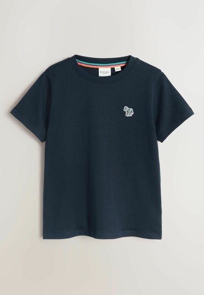 Marineblå bomulds t-shirt med korte ærmer, der har en lille flerfarvet zebra brodering på brystet og en stribet krave detalje.