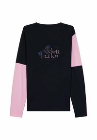 T-shirt à manches longues en bleu marine et rose clair, arborant un logo graphique sur le devant, un col rond et des sections de manches contrastantes.