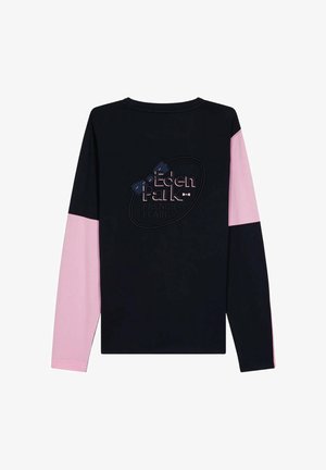 T-shirt à manches longues en bleu marine et rose clair, arborant un logo graphique sur le devant, un col rond et des sections de manches contrastantes.