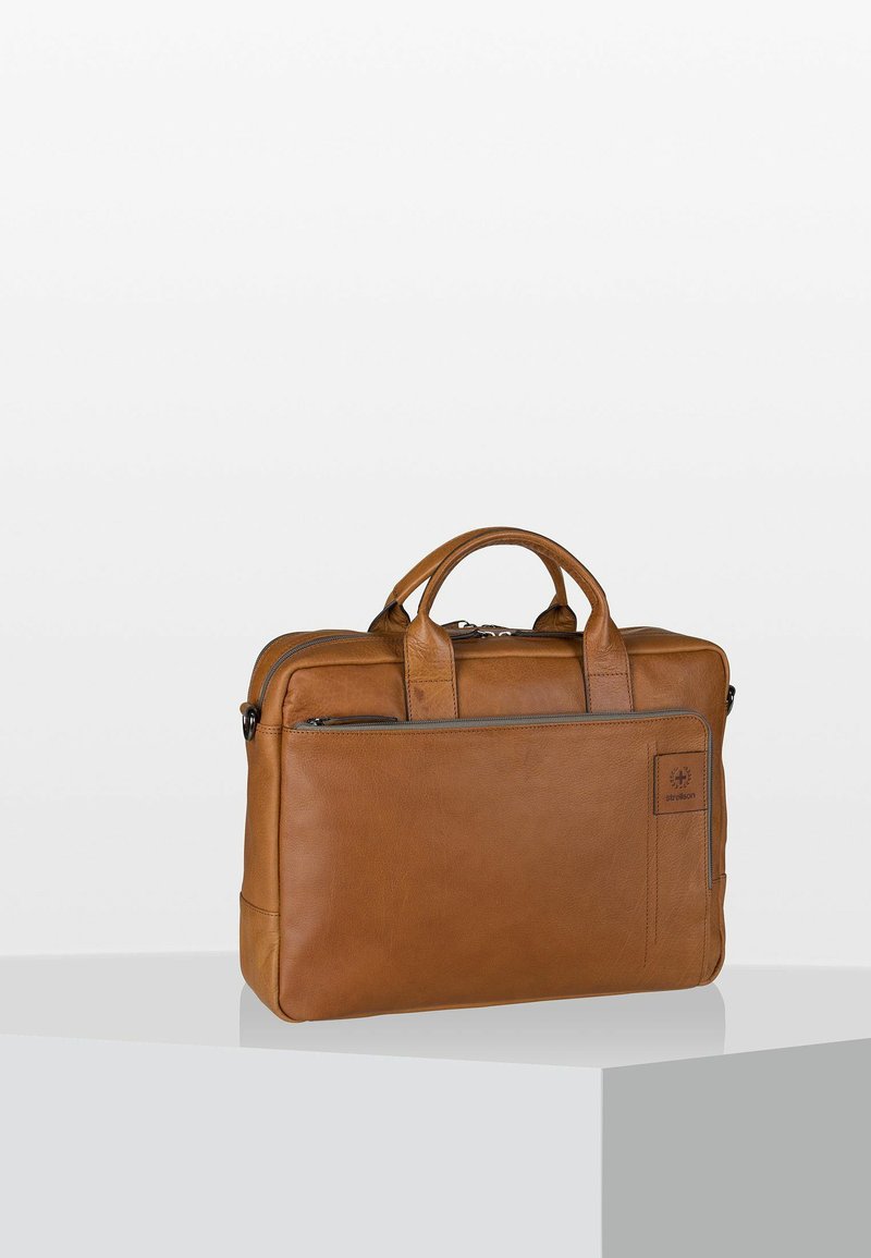 Braune Leder-Laptoptasche mit doppelten oberen Griffen, Reißverschluss, Fronttasche und strukturierter Oberfläche. Rechteckige Form mit genähten Akzenten.